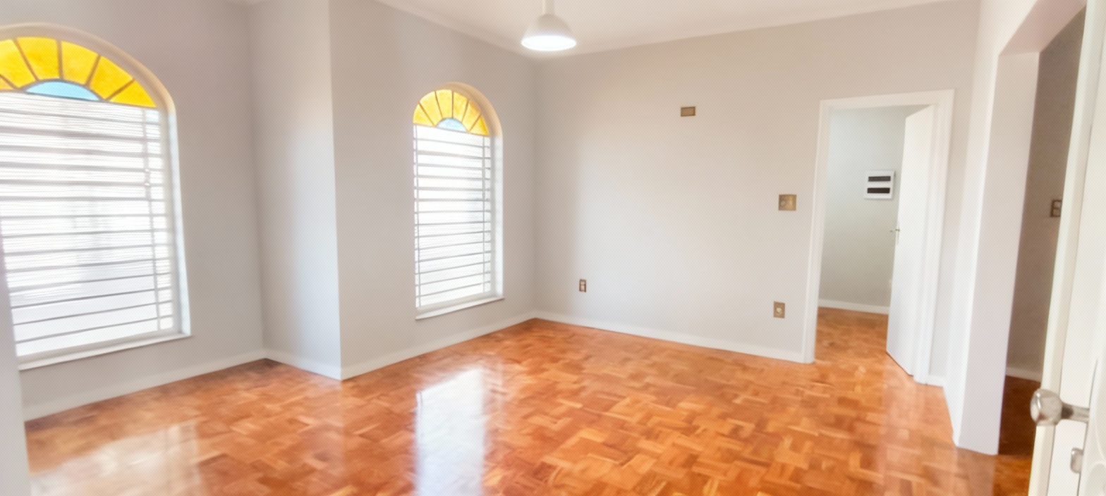 Sala com vitrais e piso de madeira