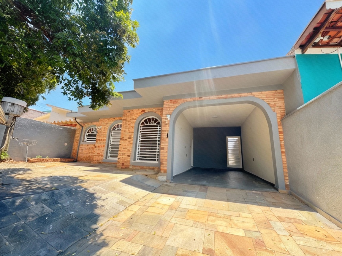 Sala com vitrais e piso de madeira